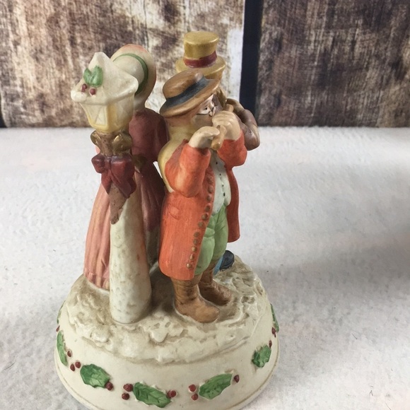 Porcelain Carolers musical Figurine (AP) - Picture 3 of 6